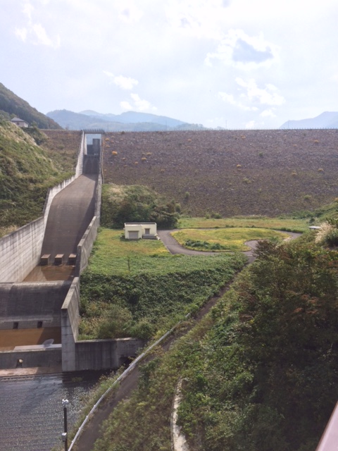 綱木川ダム　　　正面から見ると雄大さがよく判る。　カメムシが少なきゃより楽しめたんだが…。